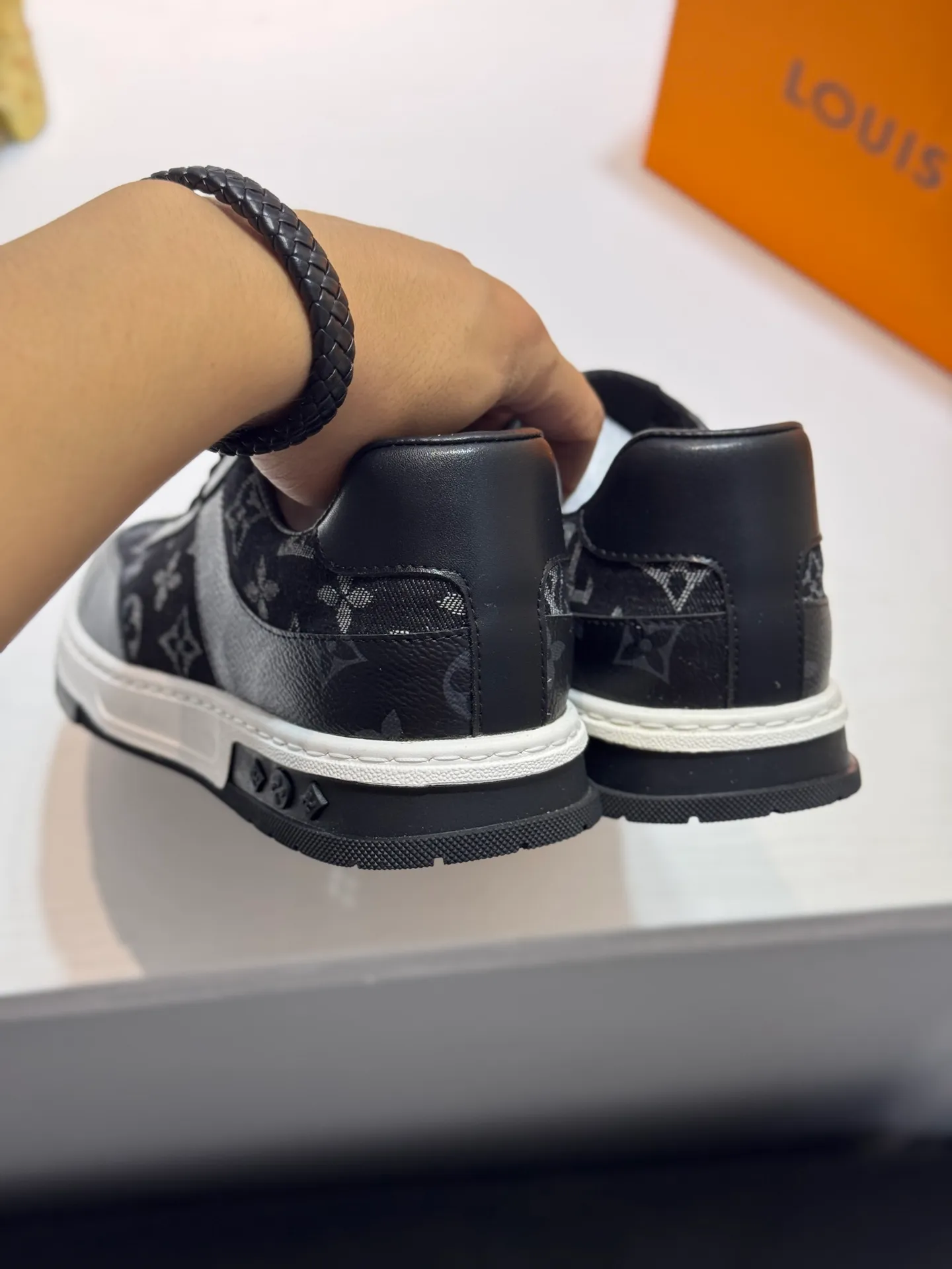 Men's shoes 💰400 [New style] 🐛🐛Top original order - Louis Vuitton®️ Trendy and fashionable yet low-key men's casual shoes, uppers made of LV denim spliced ​​with cowhide, comfortable and breathable, sheepskin lining, original rubber outsole, two colors available ~ a must-have for stylish men. Size: 38-44 (45 customized